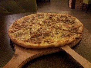 Katowice: Restauracja Pod Drewnianym Bocianem. Pizza Tonno na cienkim cieście