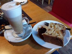 Piekary Śląskie: Klubokawiarnia InoCafe. Kawa latte i placek drożdżowy z konfiturą