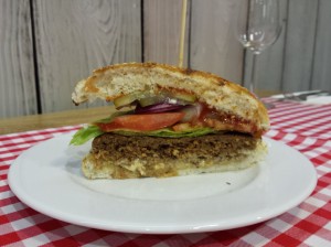 Katowice: Butchery&Grill. Classic Burger przekrojony na pół